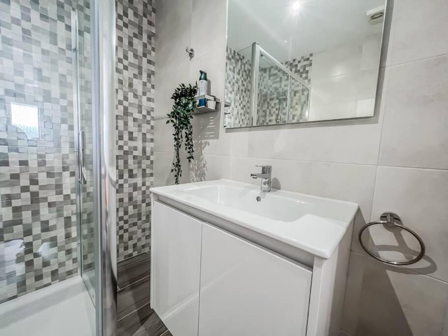 Modern 2 Bed Apartment With Pool In Frigiliana Extérieur photo